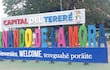 Las letras corpóreas de la Capital del Tereré con las que se da la bienvenida a la ciudad en idiomas castellano, inglés y guaraní. Están ubicadas en el acceso al municipio en la zona conocida como Calle Última.