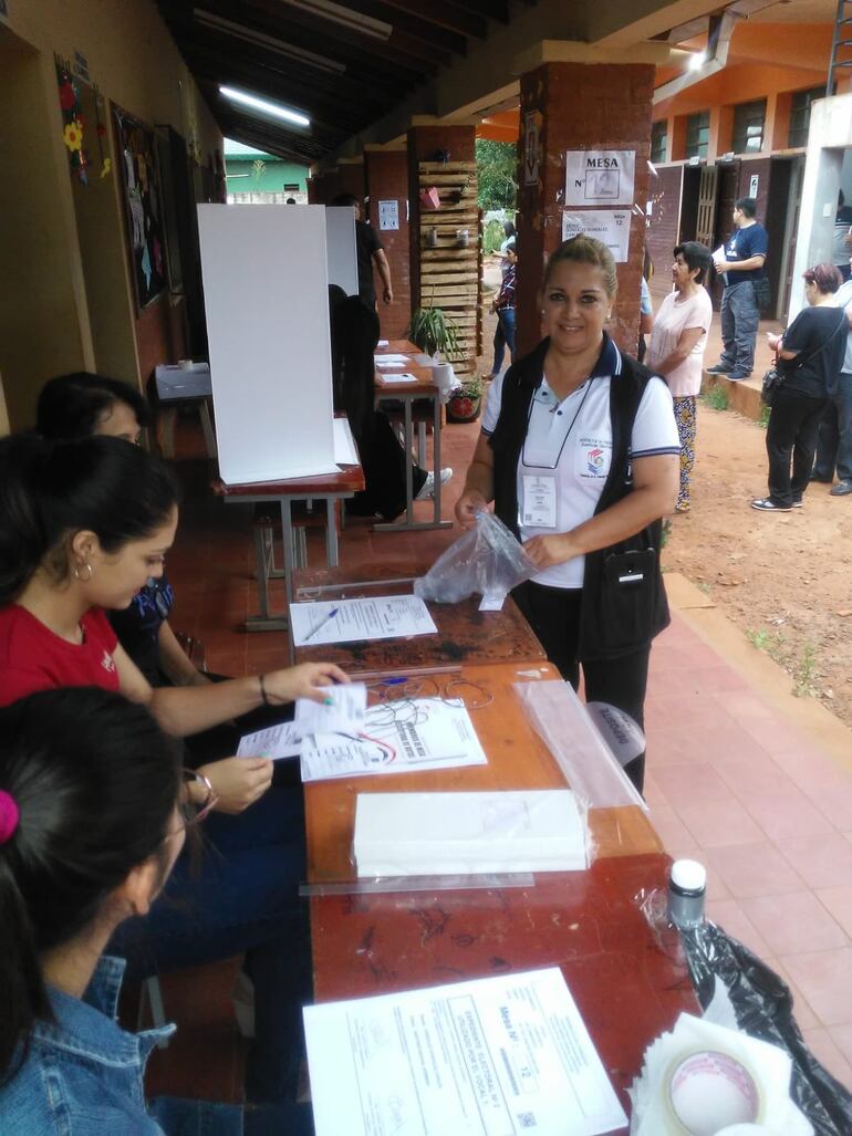 Un total de 17 mesas fueron habilitadas por la Concertación Itapúa en la escuela San Juan Bautista, del distrito de Cambyreta.