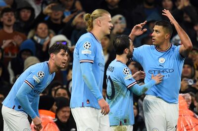 Rodri del Manchester City (R) celebra marcar el gol 1-0 con sus compañeros de equipo durante el partido de ida de los cuartos de final de la Liga de Campeones de la UEFA entre el Manchester City y el Bayern de Múnich en Manchester, Gran Bretaña, el 11 de abril de 2023.