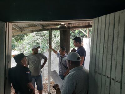 Nestor Fabián Oviedo Cardozo (Segundo desde la izquierda) conversa con grupos de agentes policiales.