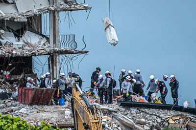 Rescatistas retiran escombros del edificio Champlain Towers South, en Surfside, durante la búsqueda de sobrevivientes, este miércoles.
