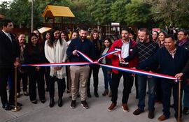 El intendente de Asunción, Óscar Rodríguez, junto al director general de Altamira Group, Eduardo Pérez (centro), inauguraron las mejoras.