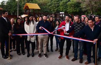 El intendente de Asunción, Óscar Rodríguez, junto al director general de Altamira Group, Eduardo Pérez (centro), inauguraron las mejoras.