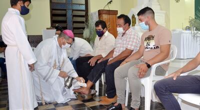 Tras la homilía monseñor Escobar lavó los pies de los fieles que interpretaron a los 12 apóstoles.
