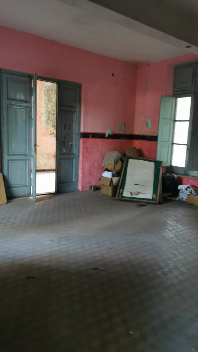 Pisos, paredes, techo, ventanas, todo está deteriorado en el histórico colegio.