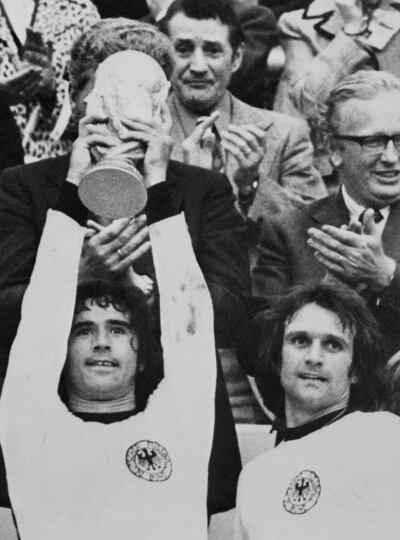 Gerd Müller levanta el trofeo de la Copa Mundial que conquistó en 1974.
