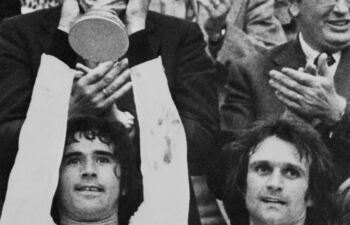 Gerd Müller levanta el trofeo de la Copa Mundial que conquistó en 1974.