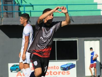 El futbolista del Sportivo Ameliano festeja uno de los goles del triunfo sobre Sportivo Iteño en la Arboleda en el cierre de la División Intermedia.