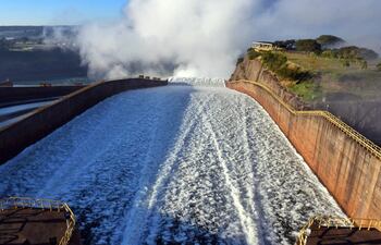 Las compuertas del vertedero de Itaipú fueron abiertas ayer con el fin de mejorar la navegabilidad del río Paraná entre las represas de Itaipú y Yacyretá.
