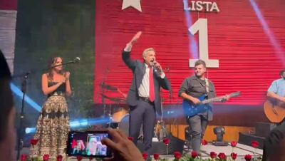 Mario Abdo Benítez (c) cantó y bailó en la cena de recaudación del millón de dólares, que se llevó a cabo en la Conmebol, este martes último.