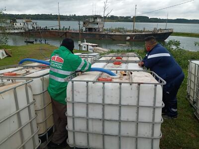 Mediante el bombeo a unos bidones de gran porte es sacada el agua de la “panza” del buque.