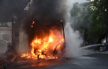 Bus arde en el centro de Asunción.