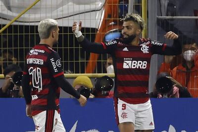 Gabriel Barbosa (d) de Flamengo celebra un gol ante Universidad Católica, durante un partido de la Copa Libertadores disputado en el estadio San Carlos de Apoquindo, en Santiago (Chile).