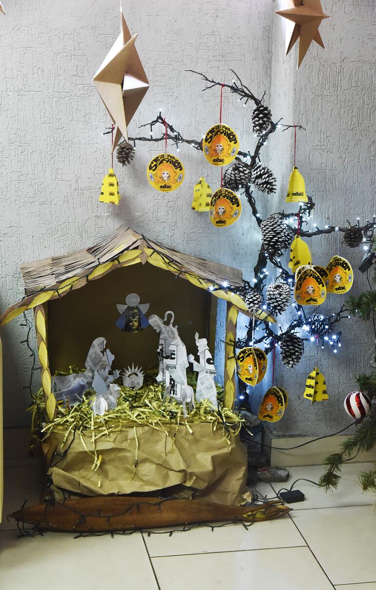 Elementos reciclados que fueron recolectados en el mismo lugar de trabajo se utilizaron en la elaboración y montaje de este pesebre y arbolito, que están ubicados a la planta baja de Publicidad, a la entrada de la calle Yegros 745.