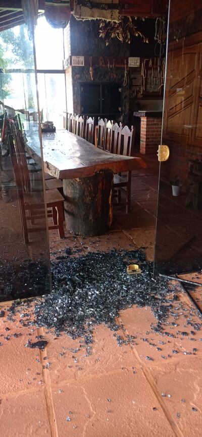 La sala destruida del casco central de la estancia Vaca Morotí.