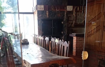 La sala destruida del casco central de la estancia Vaca Morotí.