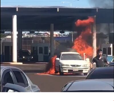 Auto con chapa paraguaya se incendia en puesto de control fronterizo argentino en cruce de puente Encarnación Posadas.