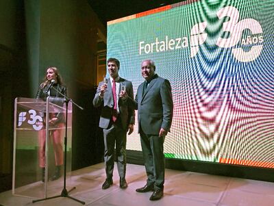Francisco Gómez, director ejecutivo, y Ernesto Gómez, presidente de Fortaleza, en la inauguración del nuevo edificio Azara.