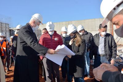 Los ministros Arnoldo Wiens y Cecilia Pérez muestran los planos al presidente de la República, Mario Abdo Benítez.