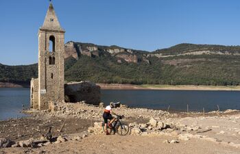 Vista del pantano de Sau, en el término de Vilanova de Sau (Barcelona) que está al 39% por ciento de su capacidad debido a la sequía que sufre Cataluña, y deja al descubierto la iglesia románica del siglo XI, cosa que atrae a los visitantes y curiosos.