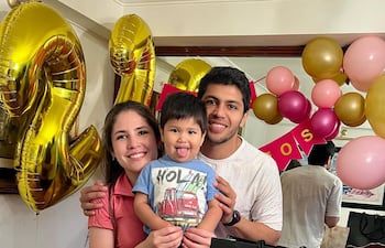 Hermosa familia. La cumpleañera Karen Bernal rodeada de su pequeñito Ian y su amor Robert Rojas.