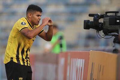 Rodney Redes festeja el gol contra Palestino frente a una cámara en el San Carlos de Apoquindo.