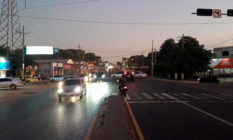 En Paso de Patria y Ruta PY 01 no funciona el semáforo y se generó caos en el tránsito, y primo la ley del mbarete.