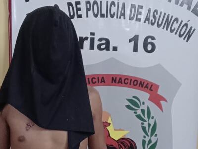 El hombre, completamente fuera de sí, amenazaba a la gente con un cuchillo en el Mercado de Abasto.