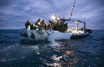 Momento en que integrantes de la Armada de Estados Unidos recuperan un globo de vigilancia chino del mar, el 5 de febrero de 2023.