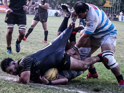 Intensa disputa por la ovalada en el encuentro entre Curda y San José. Foto: @nissenpessolani