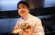 El chef peruano Mitsuharu Tsumura posa durante una entrevista con Efe. La denominada "dark kitchen", cocina oculta o fantasma, la de los restaurantes que solo ofrecen comida para llevar y no tienen comedor para clientes, es actualmente el modelo de negocio "más rentable" en la asolada industria gastronómica, aseguró en una entrevista con Efe el reputado chef peruano Mitsuharu Tsumura. Para "Micha", cuyo restaurante limeño, Maido, fue distinguido anoche cómo el segundo mejor de América Latina en la última década, solo por detrás del también peruano Central, este concepto, que ha cobrado más fuerza que nunca en tiempos de pandemia, tiene dentro del sector "la expectativa de crecimiento más grande a futuro".