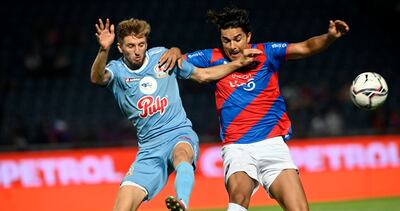 El autor del gol de Resistencia, Rodrigo Mazur, no le da respiro a Moreno Martins.