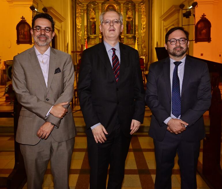 Ney Canani, Paolo Campanini, embajador de Italia; y Pablo Cuevas, representante de la OIM.