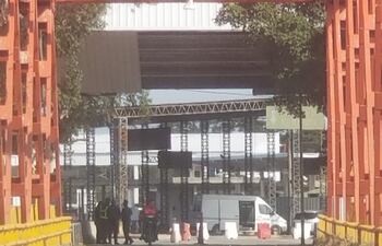 Una protesta social en Clorinda impide el cruce de automóviles a territorio argentino sobre el Puente San Ignacio de Loyola.