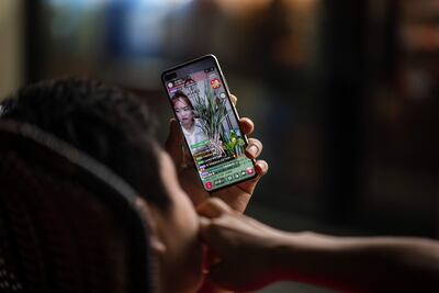 Un niño mira videos en TikTok.