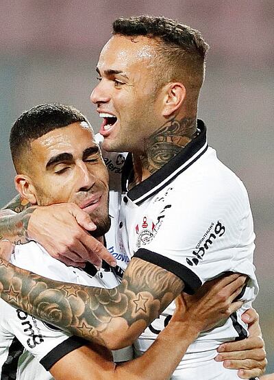 Luan (d) festeja su gol para Corinthians ante Huancayo.