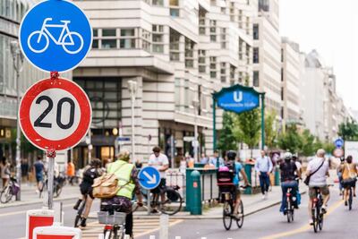 Ciclistas pedalean por la Friedrichstrasse, en Berlín, Alemania.