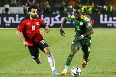 Salah y Mané, durante el duelo del partido de ida entre Egipto y Senegal.