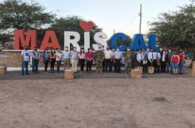 Los asistentes del acto junto a las letras corpóreas que forman el nombre de la ciudad.