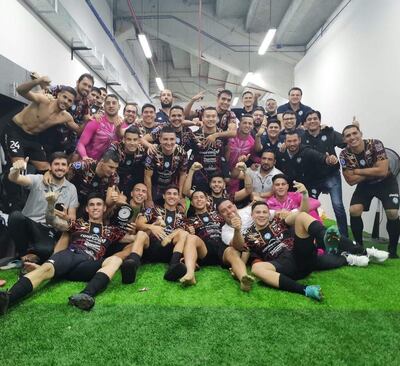 El festejo en el vestuario de los integrantes del plantel de Guaireña tras el triunfo en Ecuador.