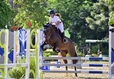 Athina Zaldívar Zuccolillo sobre el lomo de Forastera, sortea uno de los obstáculos en la categoría 0,90 metro, en la jornada de ayer, en el CHP.