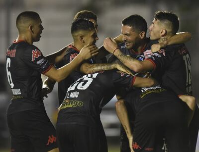 Todos buscan abrazar a Santiago Salcedo, el goleador histórico que ayer anotó su gol número 150, el primero con San Lorenzo.