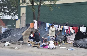 Familias indígenas pasan frío por manifestarse en Asunción.