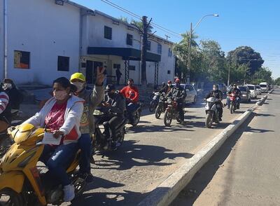Parte de la caravana anticorrupción de Villa Hayes, ayer.