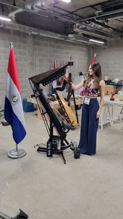 Nadia Ferreira estuvo presente durante el ensamblaje del arpa de agua.