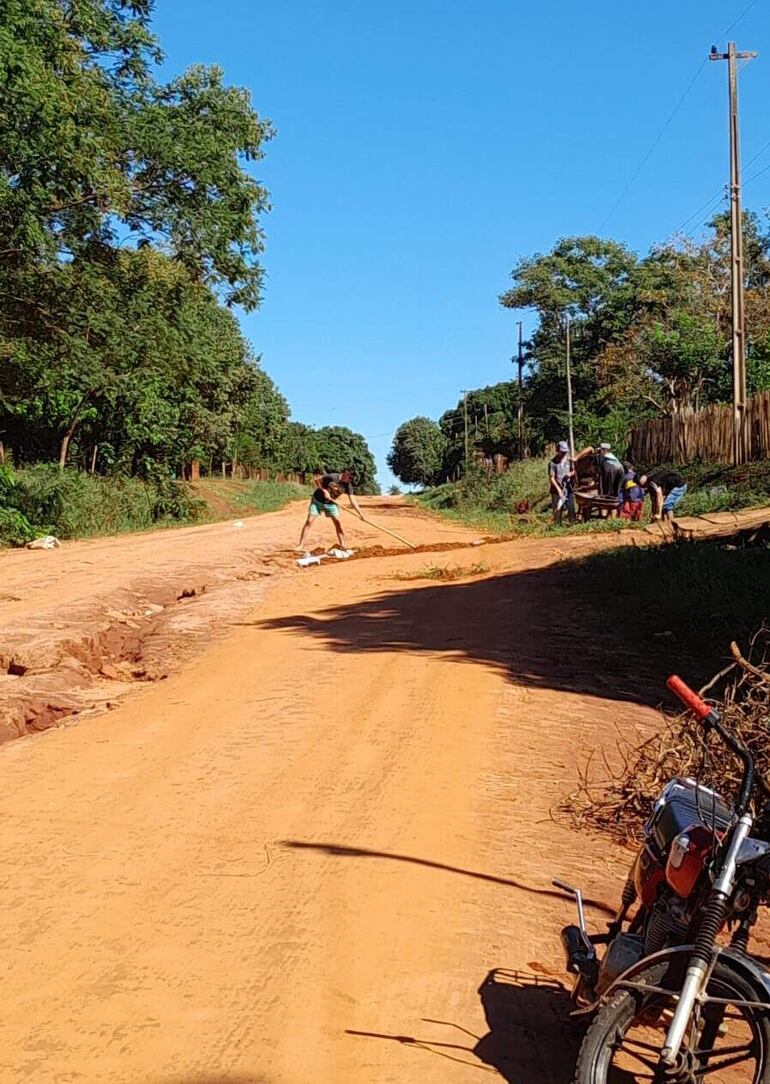 En varias compañías de Carapeguá, los caminos rurales están intransitables.