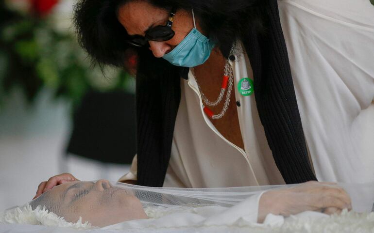 Wilma Petrillo, la viuda de Gal Costa, acompañó el funeral realizado hoy en Sao Paulo.