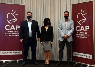 Gustavo Egüez, Patricia Toyotoshy y Ulisses Cabral, durante la premiación del Ranking de Marcas, este miércoles en el Hotel La Misión.