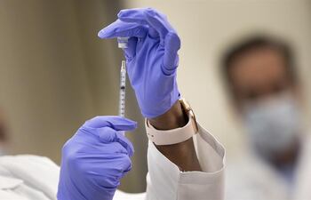 Originalmente, la idea de Sahin y su socia y esposa, Özlem Türeci, era utilizar esa tecnología para desarrollar terapias novedosas contra el cáncer.