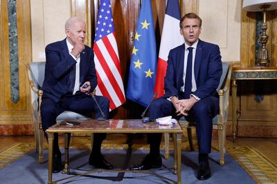 El presidente de Estados Unidos, Joe Biden, junto al mandatario de Francia, Emanuel Macron.